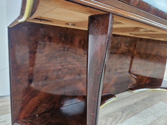 Image 1 of Tocador de madera de raíz con estante doble de cristal.