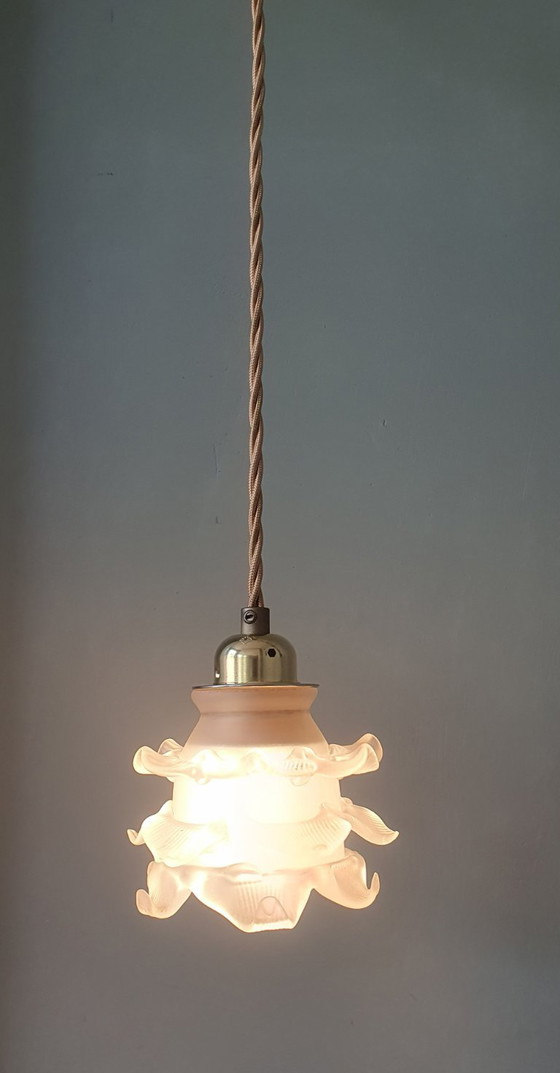Image 1 of Antike Glas-Hängelampe. Tulpen- oder Rosenlampe aus mattiertem Glas.