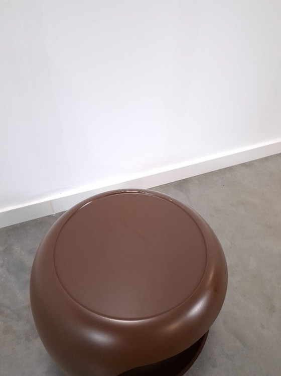 Table basse ronde Space Age marron sur roulettes avec compartiment ouvert – Tables basses, Plastic, Metal (photo 11 of 14)