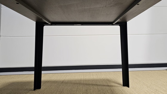 Image 1 of Leolux kalia eetkamertafel 280x100; blad = eiken; frame = epoxy; pootdoppen = zwart