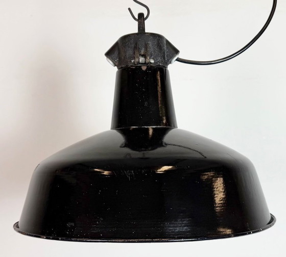 Image 1 of Industriële zwarte geëmailleerde fabriekslamp met gietijzeren bovenkant, jaren 50