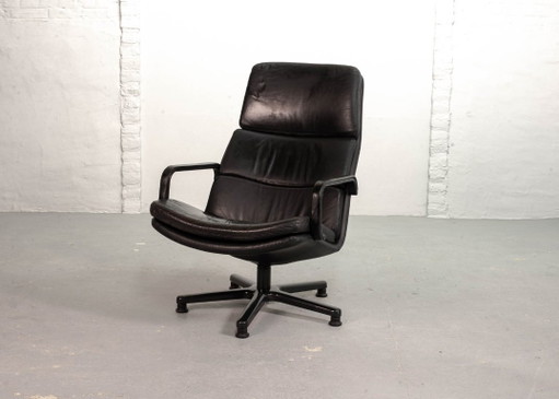 Nederlandse design draaibare loungestoel van zwart leer, F-serie, ontworpen door Geoffrey Harcourt voor Artifort. Nederland,