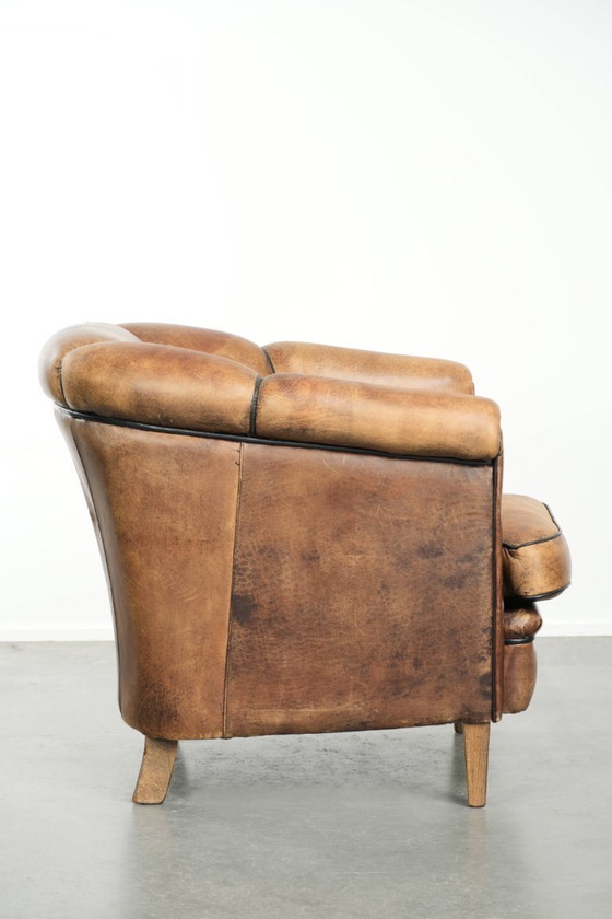 Image 1 of Joli fauteuil club vintage en peau de mouton de style anglais