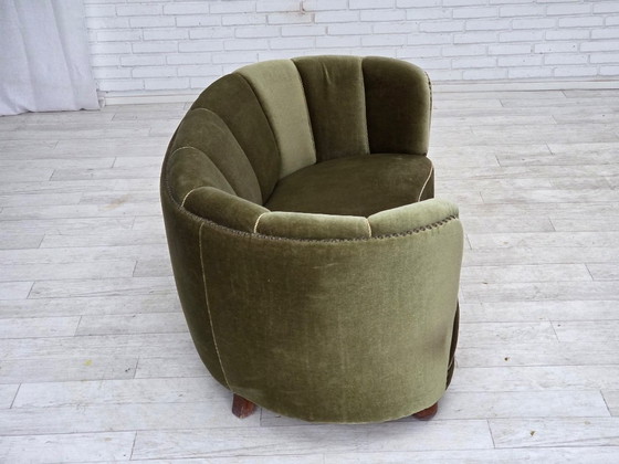 Image 1 of Dänisches 2-Sitzer-Sofa „Banane“ aus den 1970er Jahren, grüner Möbelveloursbezug, Beine aus Eichenholz.