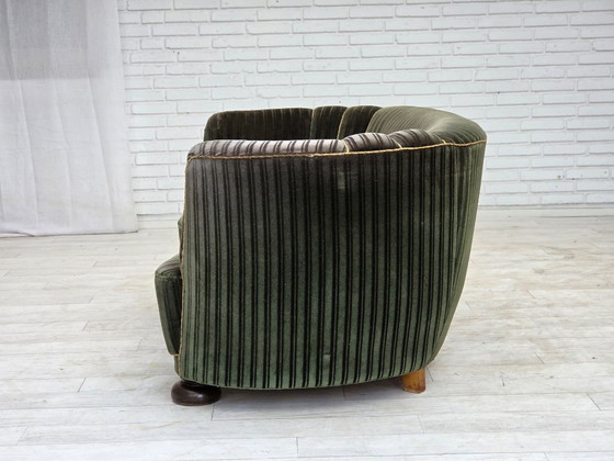 Dänisches 2-Sitzer-Gebogenes Sofa aus den 1960er Jahren, Bezug aus Velours, Eichenholz. – 2 Sitzer Sofas (photo 14 of 17)