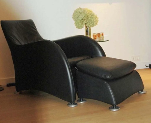 Montis Loge Sessel mit passendem schwarzem Fußhocker