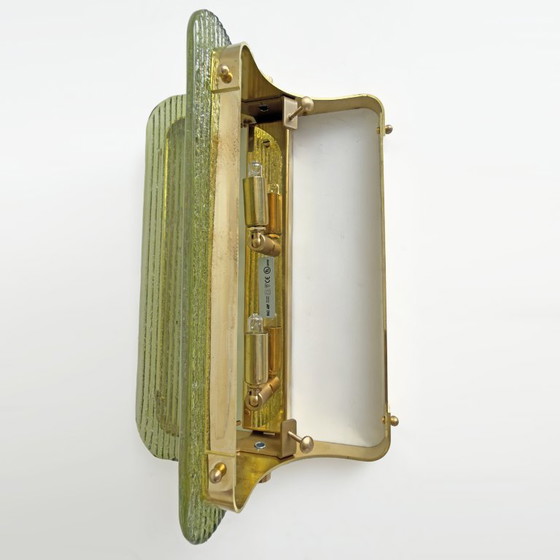 Image 1 of Een paar gebogen, geribbelde wandlampen van Murano-glas en messing.