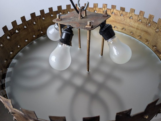 Lampada da soffitto brutalista di metà secolo in ferro battuto dorato con motivo a castello, anni '40 (photo 11 of 11)