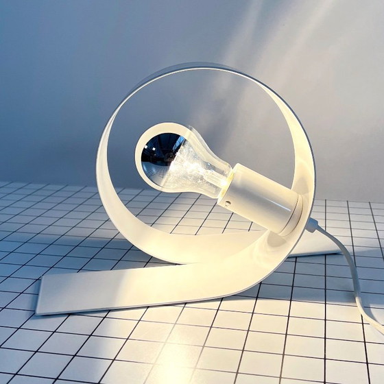 Image 1 of Lampe de table blanche Loop, années 1980