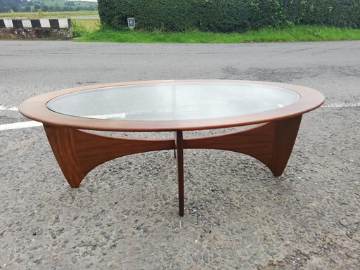 Table basse ovale en teck Astro avec plateau en verre par Victor Wilkins pour G-Plan, années 1960