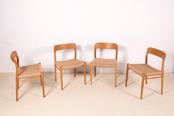 Image 1 of 8x Niels Møller Modelo 75 en roble, década de 1960, Dinamarca