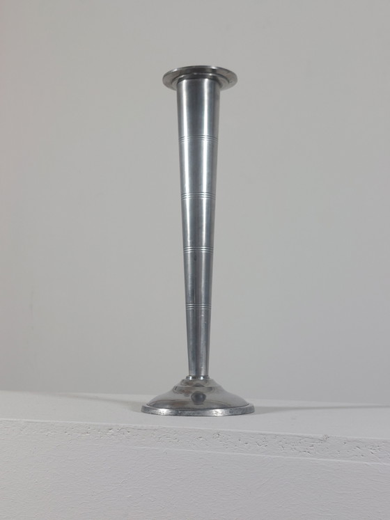 Image 1 of Verchroomde, postmoderne Art Deco Revival kandelaar van gegoten aluminium.