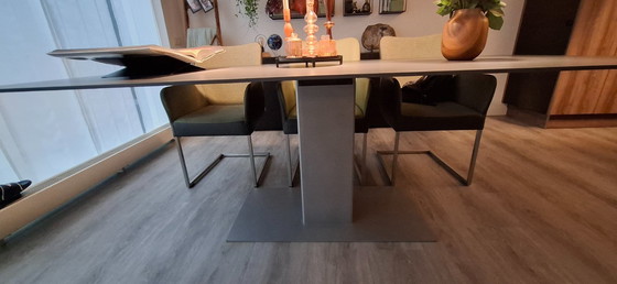 Image 1 of table à manger avec un magnifique plateau en céramique