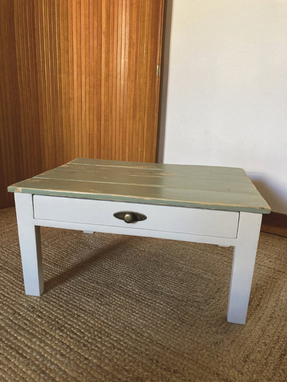 Image 1 of Table basse en bois massif avec tiroir