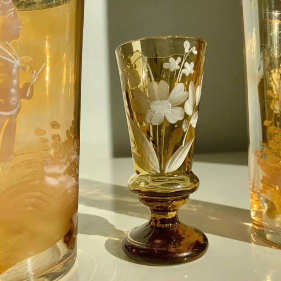 Image 1 of Paar antiker böhmischer Mary Gregory-Trinkgläser aus bernsteinfarbenem Glas, handbemalt mit Emaille, ca. 1890-1910