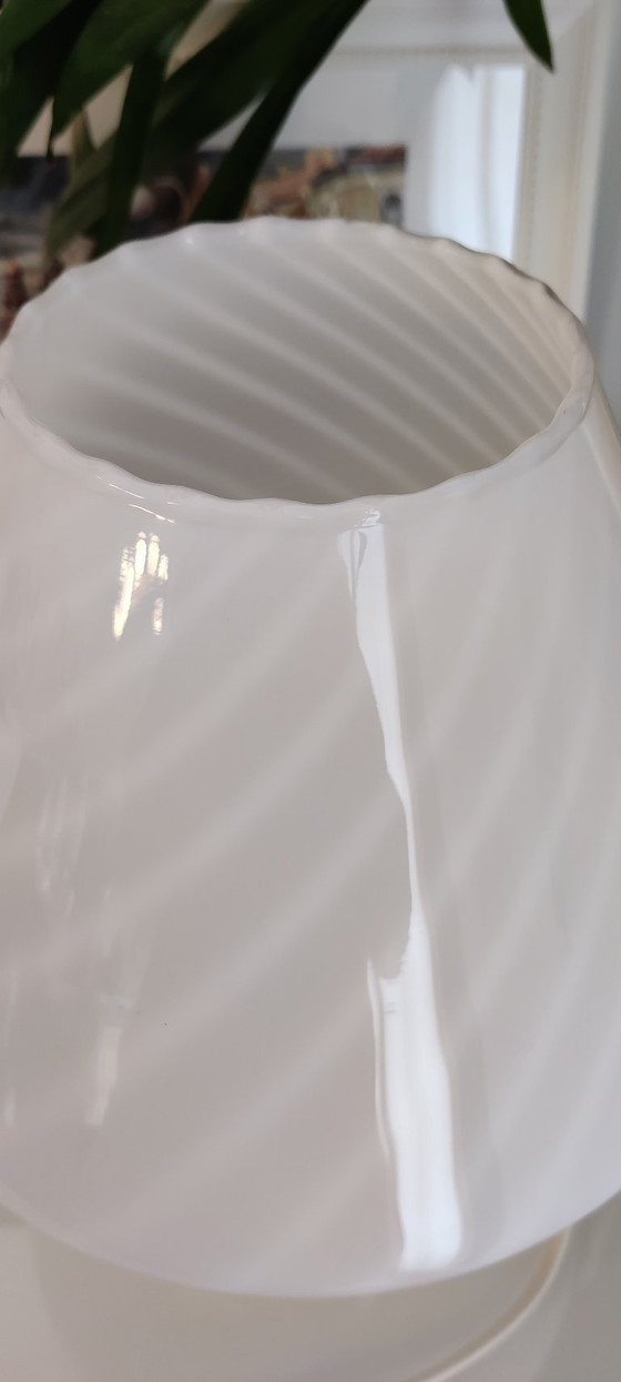 Image 1 of Paire de lampes champignon en verre tourbillonnant de style Murano – Blanc – État neuf