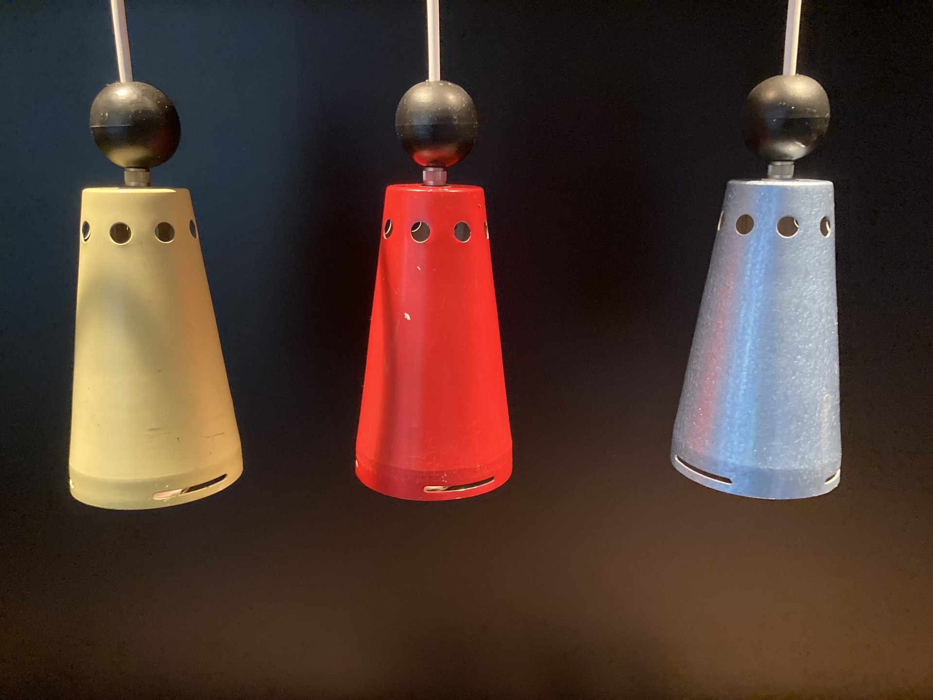 3x vintage pendant lights (1960s) in 3 colors | €130 | Whoppah 3x vintage pendant lights (1960s) in 3 colors | €130 | Whoppah