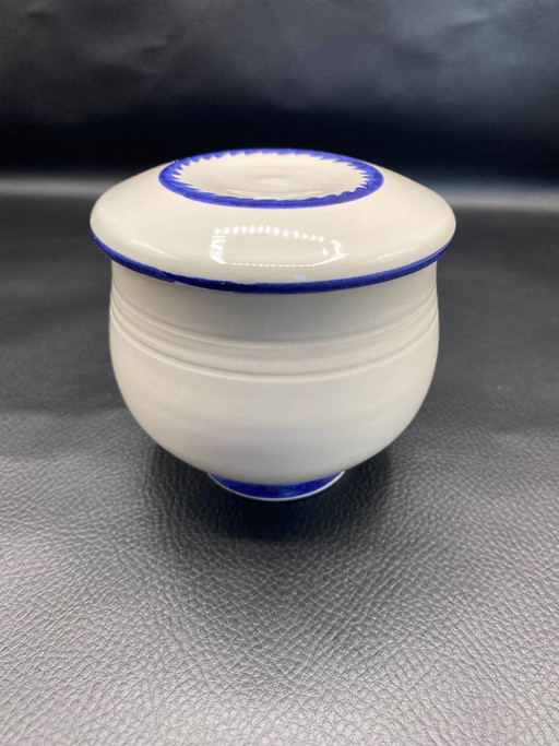 White Porcelain Fresh Cheese Pot, Cobalt Blue Trim, Draining Lid – decoratieve objecten