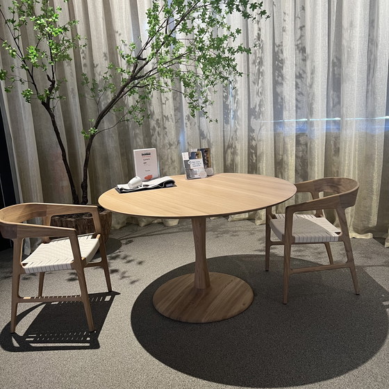Image 1 of Design dining table 'Torsion' oak Ø127 cm
