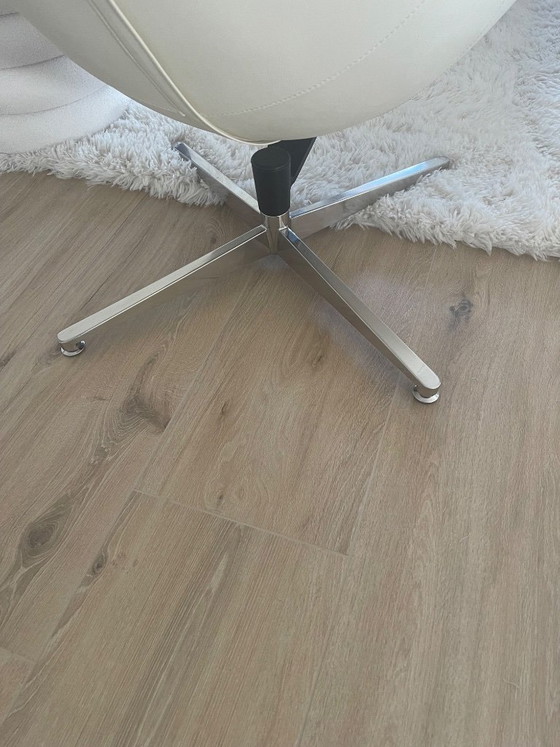 Image 1 of Drehsessel aus cremefarbenem Leder