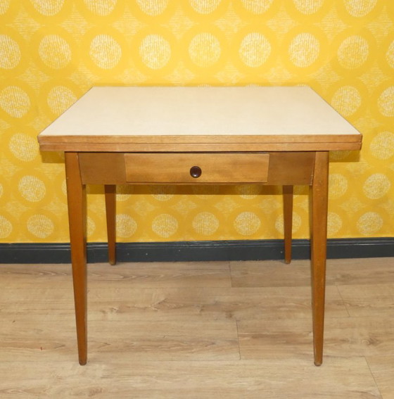 Image 1 of Table de cuisine pratique des années 50 79x59/118 mécanisme pliant-rotatif avec tiroir rétro vintage