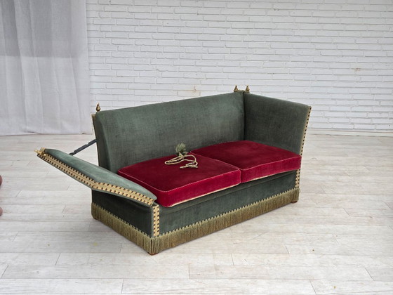 Image 1 of Canapé danois 2 places à accoudoirs rabattables, style « espagnol », années 1970, en velours vert et rouge.