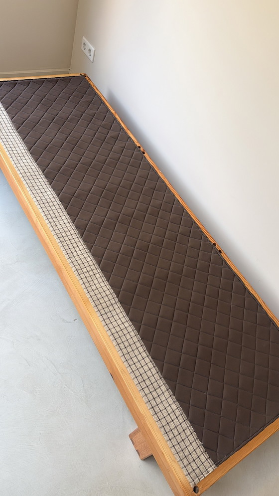 Image 1 of Dos sofás suecos antiguos y una mesa de pino.