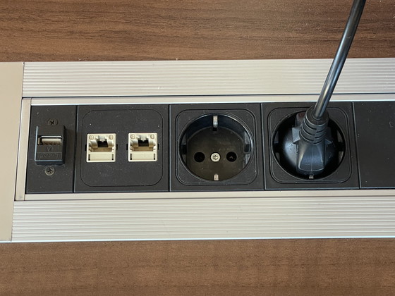 Image 1 of Gispen Atlas Desk 220 X 100 avec électricité intégrée et prise Internet sur le plan de travail