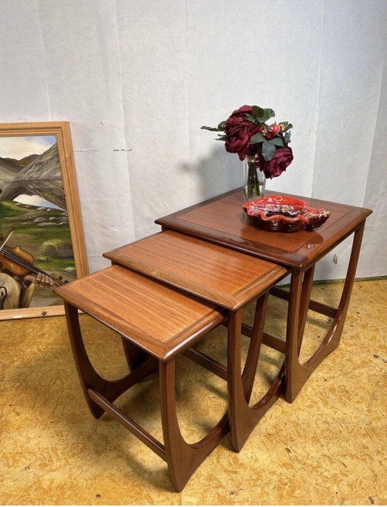 Image 1 of Tables gigognes en teck vintage rétro du milieu du siècle par GPlan 1960 Danish Deaign