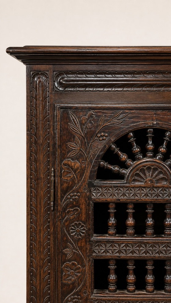 Antiker geschnitzter Holz-Kleiderschrank – Kleiderschränke, Wood (photo 2 of 6)