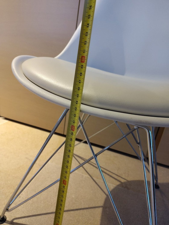 Image 1 of 6 repliche di sedie a secchiello Eames con base in metallo bianco