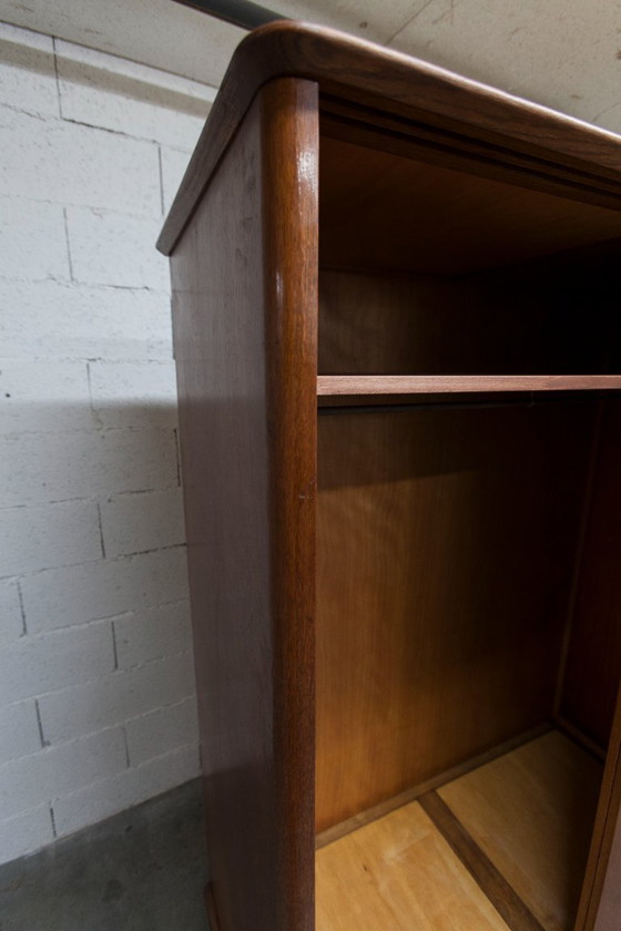 Image 1 of Jaren 30 kledingkast met schuifdeuren en een nieuw bovenblad