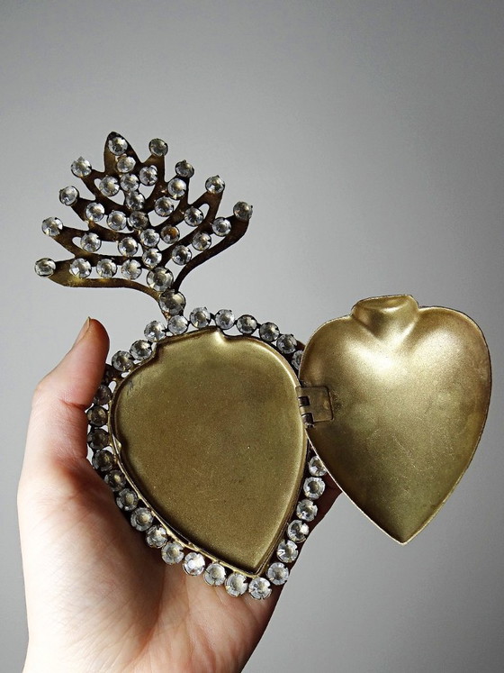 Image 1 of Ex voto antico, cuore fiammeggiante di Maria di Pomponne, tempestato di strass, XIX-XX secolo.