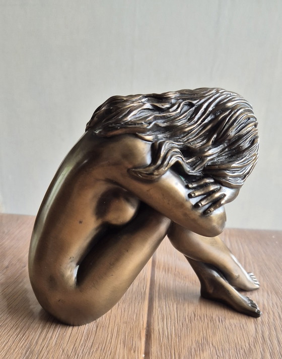 Image 1 of Mujer sentada