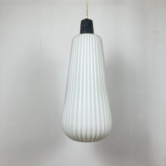 Image 1 of Suspension vintage MCM en verre et tige en métal