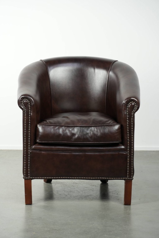 Dark cowhide club armchair with a timeless and stylish English-style design