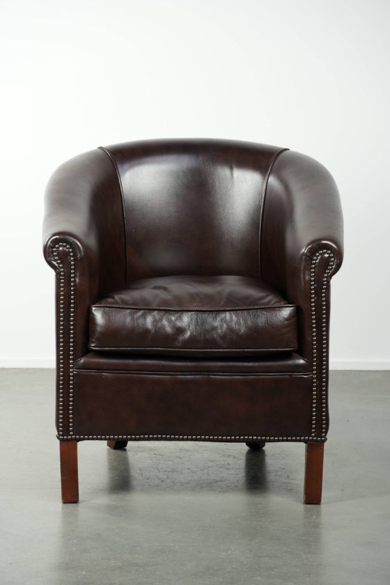 Image 1 of Donkere rundleren clubfauteuil met een tijdloos en stijlvol design in Engelse stijl