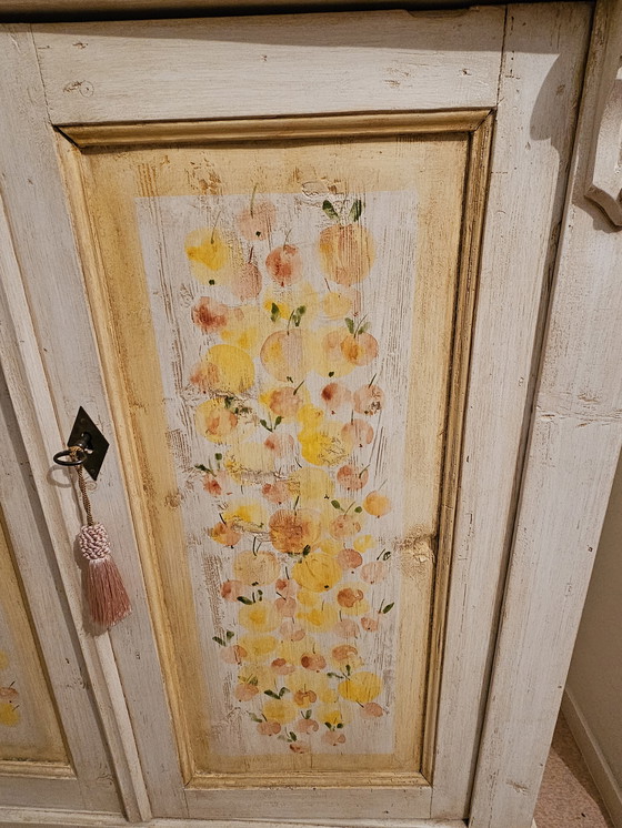 Image 1 of Gabinete patinado