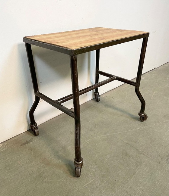 Image 1 of Table industrielle sur roulettes, années 1960