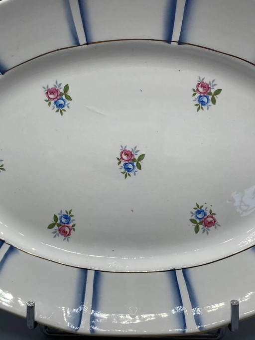 Piatto da portata ovale in maiolica Digoin Sarreguemines, rose policrome sparse, fasce blu sfumate (photo 2 of 4)