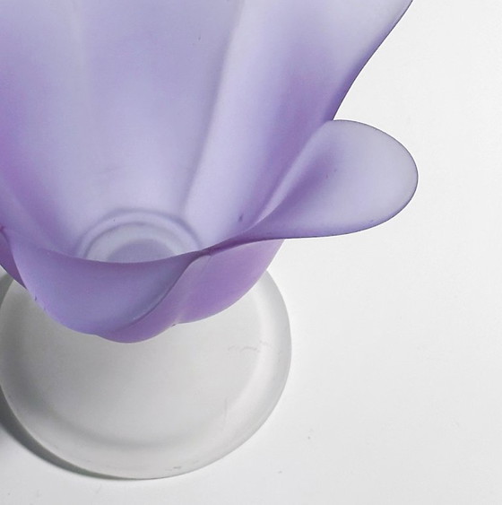 Image 1 of 80s Alessandrite vetro con piede ciotola / vaso fiori floreale viola lilla neodimio vetro smerigliato Partylite