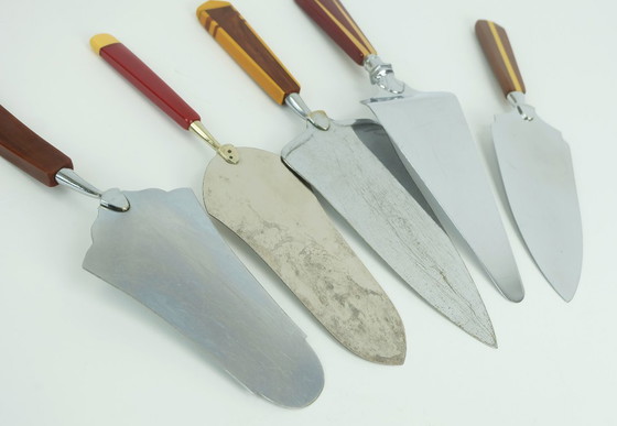 Image 1 of Set van 5 art déco taartlifters met bakelieten handvatten, jaren 1930-1940.