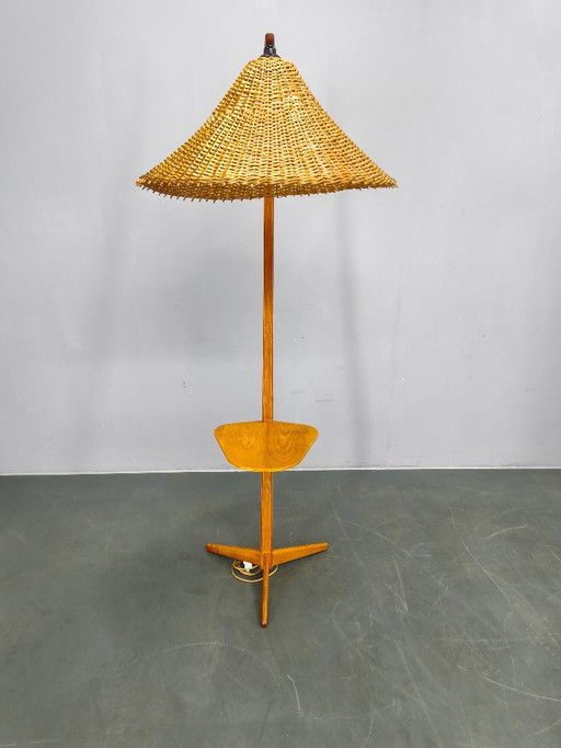 Vloerlamp uit het midden van de 20e eeuw met rotan kap, Tsjechoslowakije, jaren 60