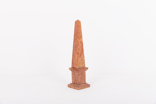 Obelisco de travertino de Piero Fornasetti