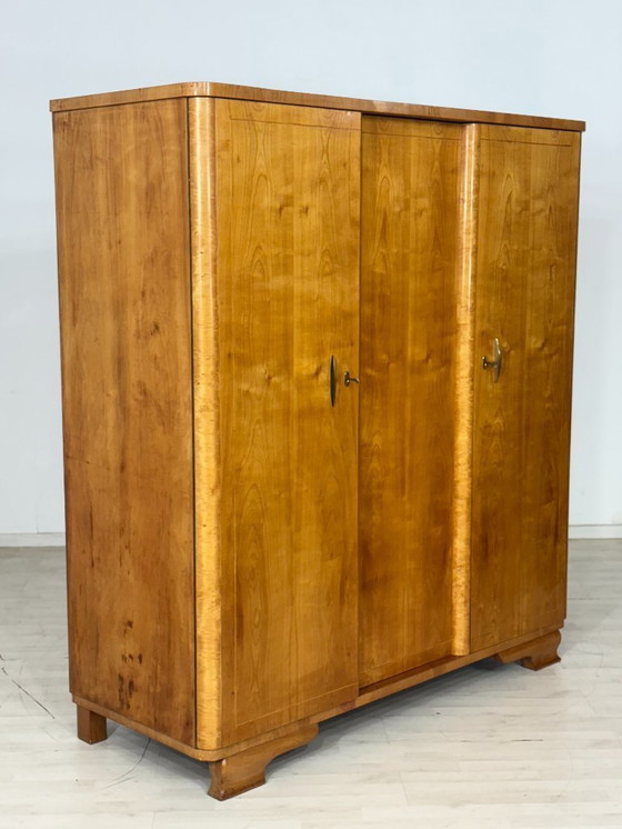 Image 1 of Armoire style années 50 / Meuble en bois / Placard à linge / Armoire de chambre vintage