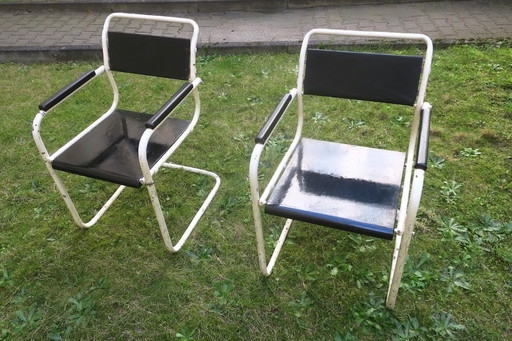 Een paar tuinstoelen van ijzer en hout uit het midden van de 20e eeuw, beschilderd.