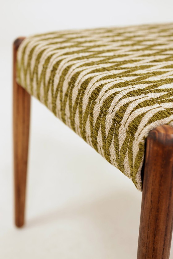 Image 1 of Set van 2 eetkamerstoelen van massief essenhout met groene jacquardstof.