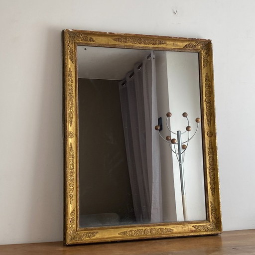 Espejo dorado con decoración de finales del siglo XIX. 100x80 cm.