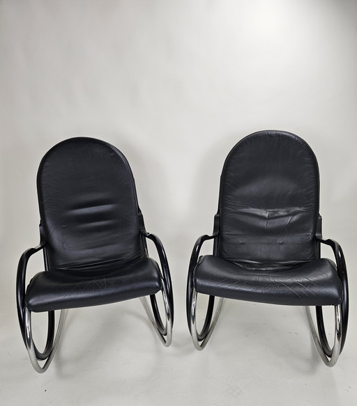 Twee schommelstoelen met 1 voetenbankje design Paul Tuttle voor Strässle model Nonna