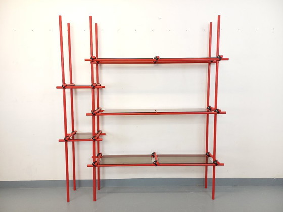 Image 1 of Vintage Italiaanse Bauhaus-boekenkast van rood metaal en rookglas uit de jaren 70.